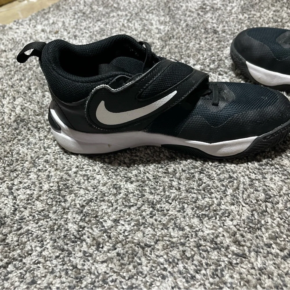 Nike Boys Team Hustle D 11 DV8994-002 Black Gold Shoes Sneakers Size 3Y Youth